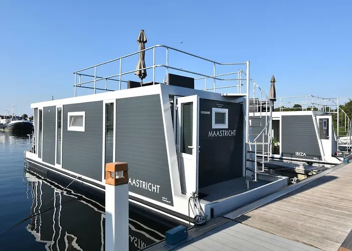 Cozy Floating Boatlodge 