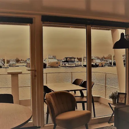 Cozy Floating Boatlodge 