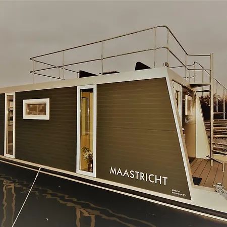 Cozy Floating Boatlodge 