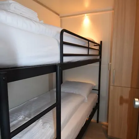 Cozy Floating Boatlodge 