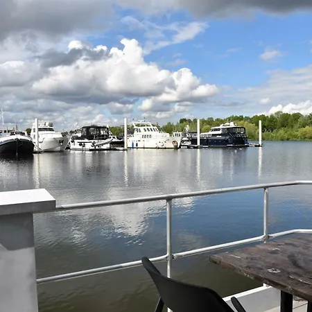 בית נופש Cozy Floating Boatlodge 
