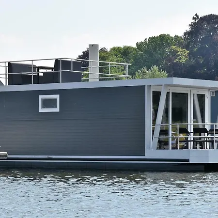 Cozy Floating Boatlodge Maastricht.
