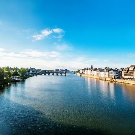 Cozy Floating Boatlodge Maastricht. *