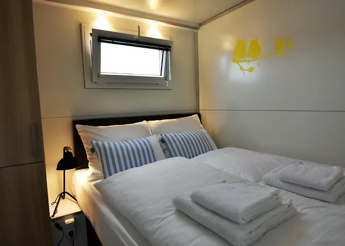 Дом отдыха Cozy Floating Boatlodge 