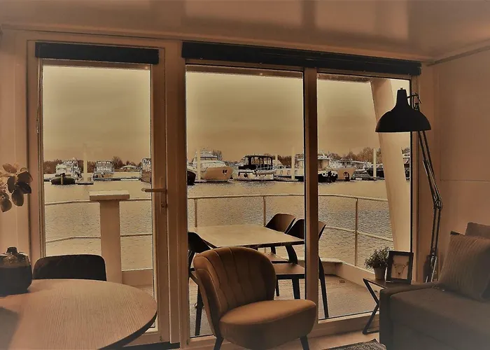 Cozy Floating Boatlodge 