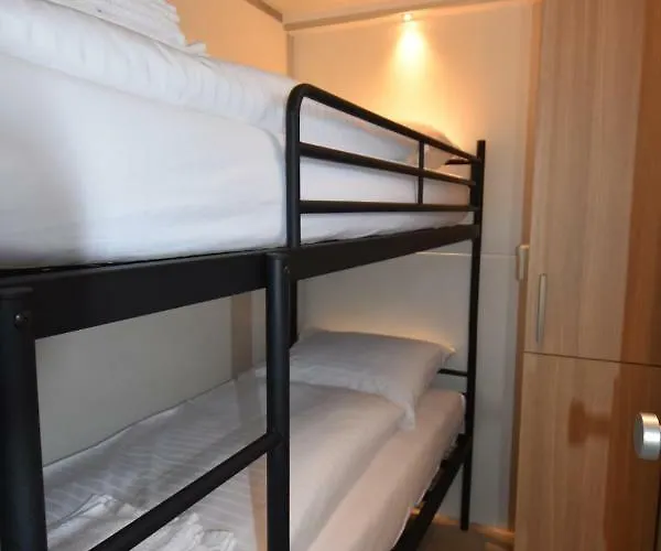 Cozy Floating Boatlodge 