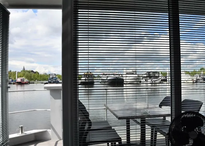 Cozy Floating Boatlodge 