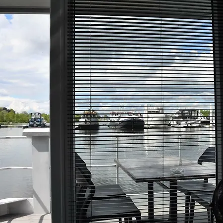 Cozy Floating Boatlodge 