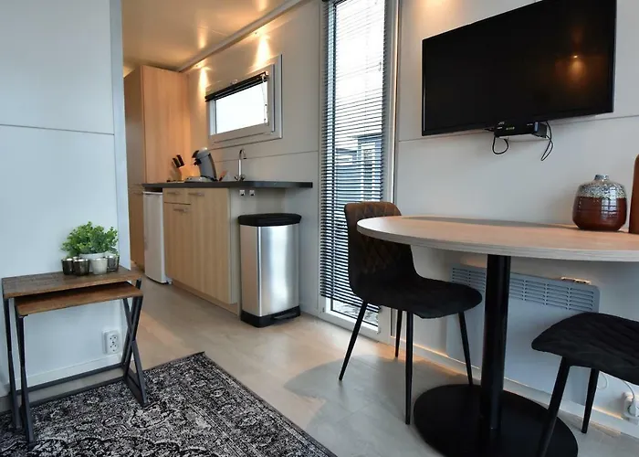 Cozy Floating Boatlodge 