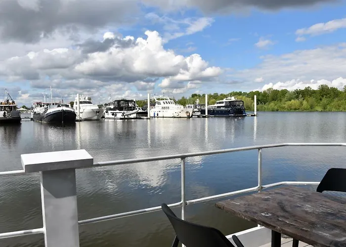 بيت للعطل Cozy Floating Boatlodge 